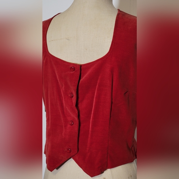 Vintage red velvet sleeveless top with 4 front buttons. Bust 33. Waist 30. - Picture 3 of 3